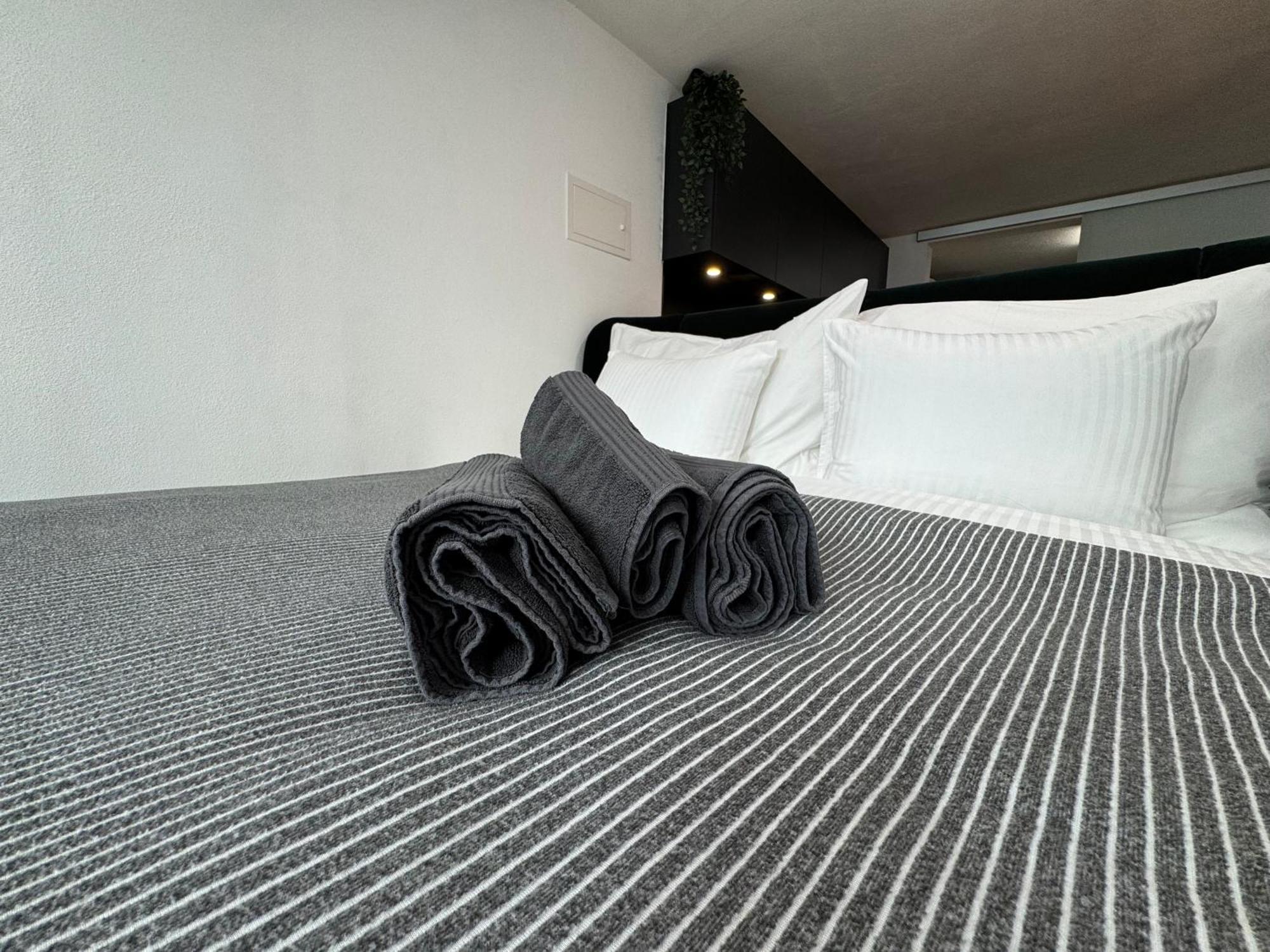 Appartement Au Rez-De-Chaussee En Vieille Ville De 波朗特吕 外观 照片
