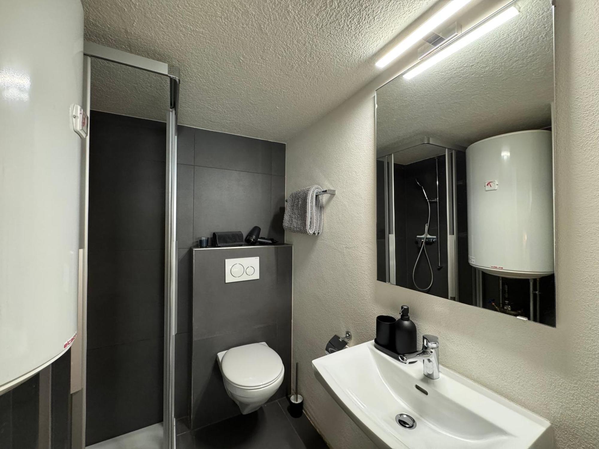 Appartement Au Rez-De-Chaussee En Vieille Ville De 波朗特吕 外观 照片